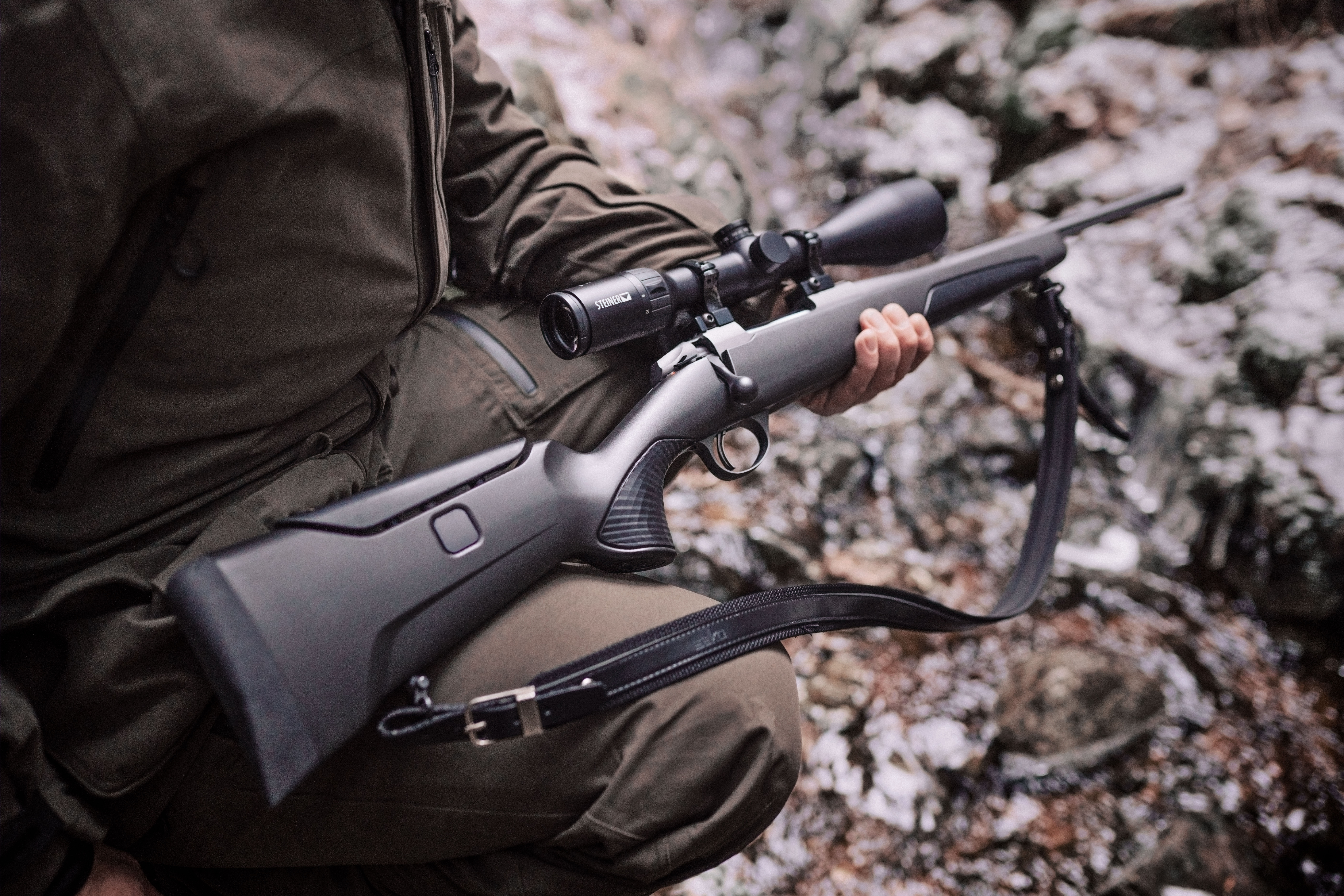 People_and_rifle.jpg